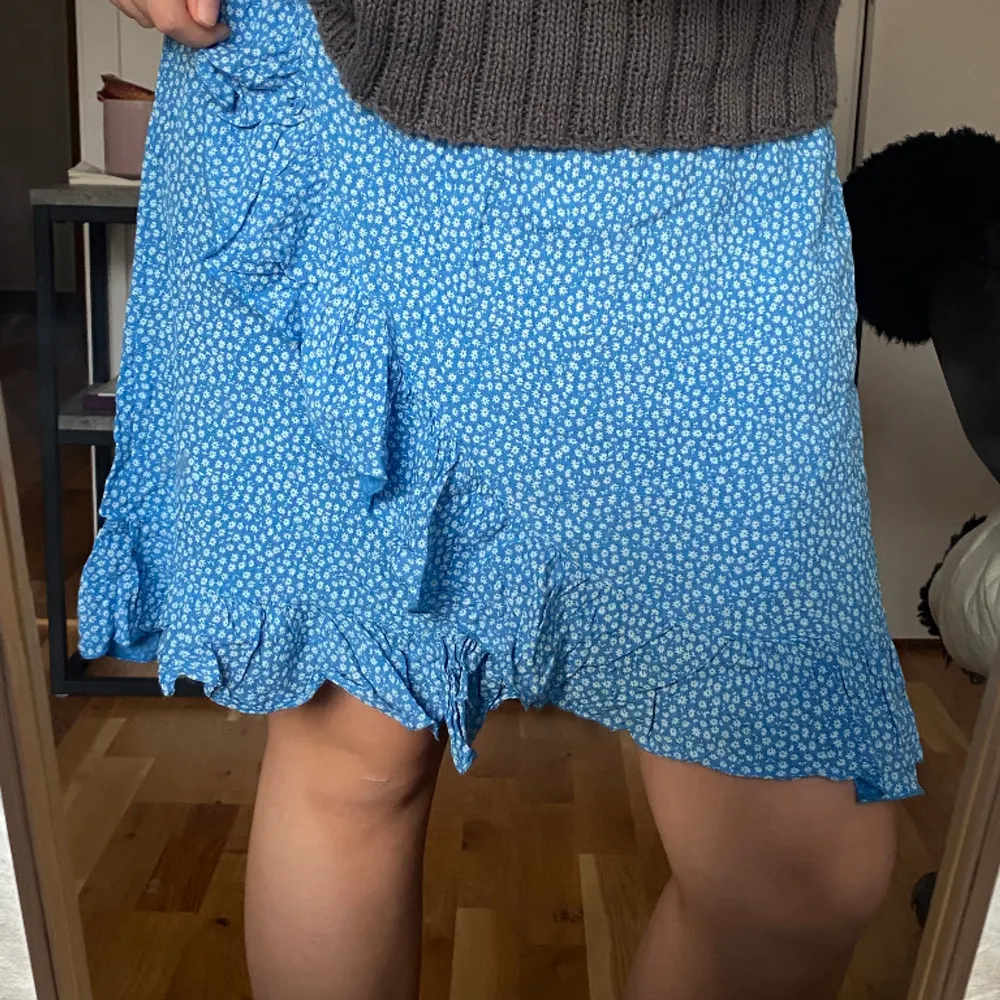 Blå somrig kjol i Onesize (stretchigt material, så passar i princip alla storlekar)! Bara använd en gång💌. Kjolar.