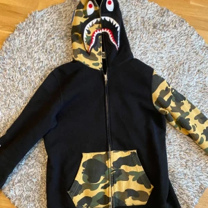 Bape tröja  - Limited edition bape tröja. Äkta och i bra skick. Storlek S.