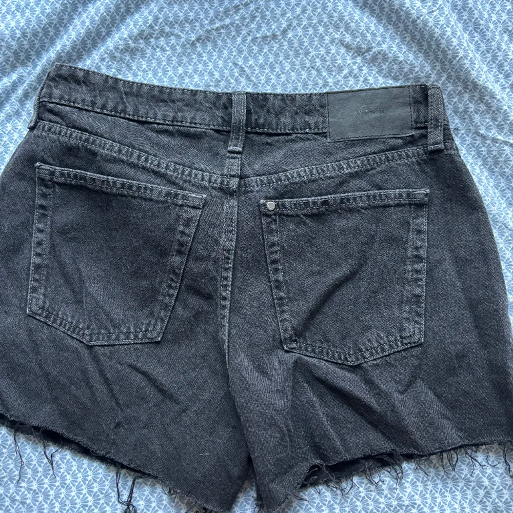 Gråa shorts med medelhögmidja i storlek 36💕. Shorts.