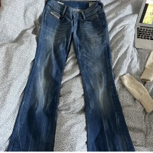 Lågmidjade jeans - Skitsnygga lågmidjade disel jeans med coola detaljer, bra skick . Passar mig bra som är 167 och vanligtvis bär 32-34 i jeans