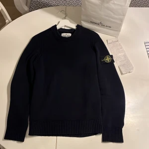  Stone island sweatshirt  - Stone island sweatshirt, storlek S, använd en del men i fint använt skick! Kvitto och shopping påse medföljer, färg marinblå 