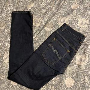 Mörkblåa nudie jeans Modell: thin finn Skick: väldigt fina 9/10✅