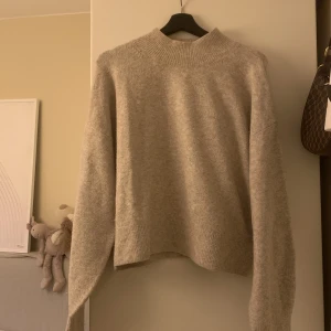 Stickad tröja - En beige stickad från other stories. Väldigt fin. Säljer då jag har många andra likande.