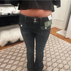 HM JEANS - Säljer dessa slutsålda och populära jeans från hm💗 De är köpta här på Plick men dom var nya när jag köpte dom 💗 knappt använda och har inga defekter💗 passar folk upp till 172cm isch 💗 Skriv för att egna bilder 💗 lånade bilder från tjejen jag köpte av