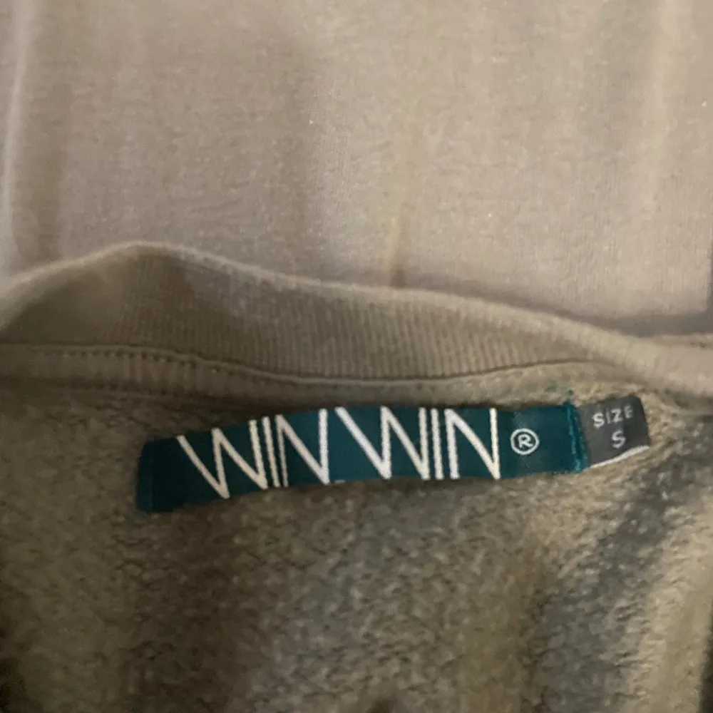 Brun winwin tröja, storlek m. med tryck ( broke & bored) aldrig använd inga hål eller fläckar. Tröjor & Koftor.