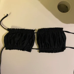 Bikini överdel  - En svart bikini utan axelband, väldigt snygg och sitter perfekt!