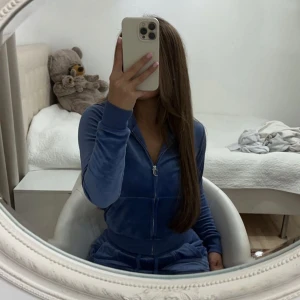 Blå Juicy Couture dress - Jättejätte snygg blå dress från Juicy couture, använder knappt den personligen därav sälj! Skriv för fler bilder. Säljer hela settet