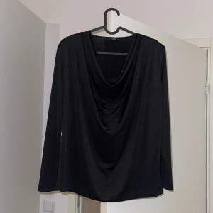 Svart blus - Svart blus från okänt märke, storlek M. Använd ca 2 gånger, är i nyskick!