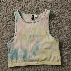 Ribbad tanktop - Ribbad tanktop från hm, divided . Pastellfärger, perfekt till sommaren.☀️