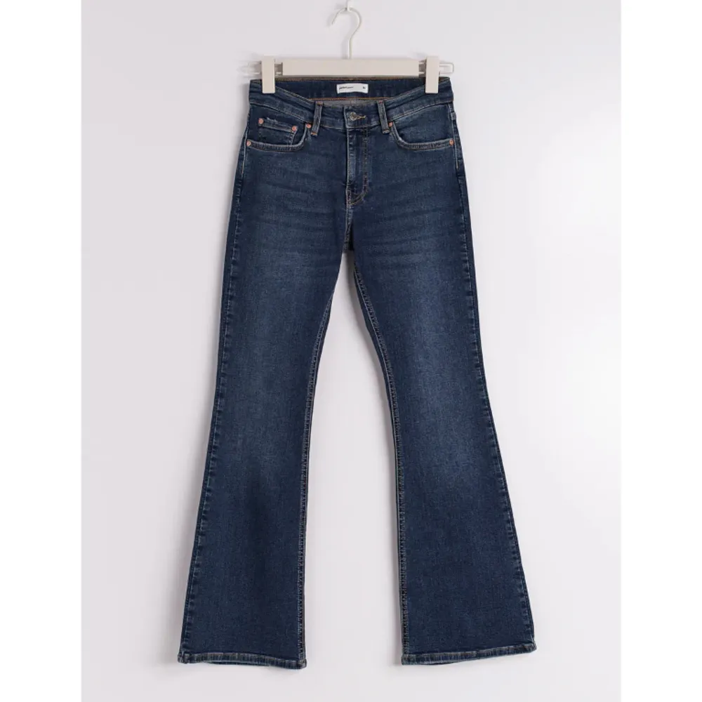 Säljer dessa snygga jeans från gina då jag köpte fel model💕 Dom är lite för korta för mig som är ungefär 166💗Andvänd en del gånger män inga stora defekter💐. Jeans & Byxor.