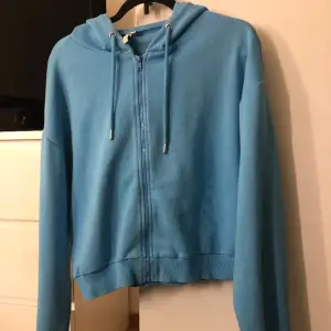 En blå zip-hoodie från Nelly trend. Inte riktigt kommit till användning, men jätte mjuk och skön. Den är lite croppad, slutar precis nedanför magen. Dma för fler bilder ☺️