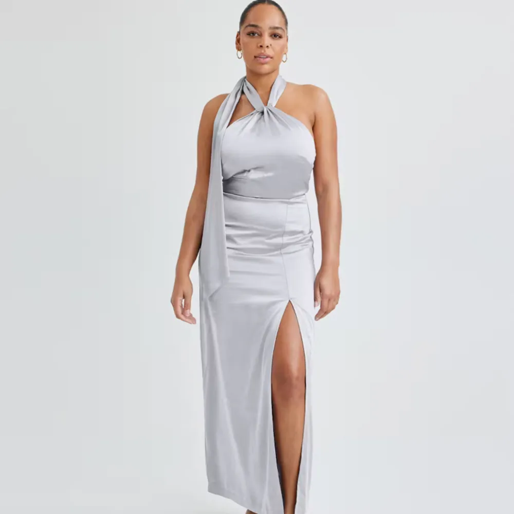 Superfin klänning från Lovisa Barkmans kollektion för Bik Bok!🩵 Lång silver/blå klänning med tjockt material, riktigt bra kvalité för att vara Bik Bok. Endast använd en gång🥰 ord. Pris 799kr. Klänningar.