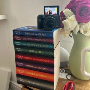 A throne of glass serien - 🚨VARNING FÖR MEGA DEAL🚨säljer heeela a throne of glass serien för endast 950kr!! Super pris få hela serien brukar snitta runt 1000-2000kr❤️‍🔥 tryck köp nu! Annars går det att mötas i sthlm