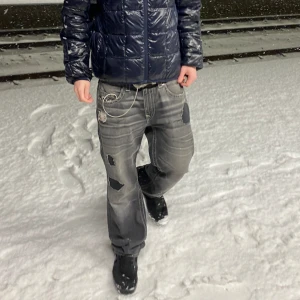 Gråa straight trueys - Lagade hål, här o där