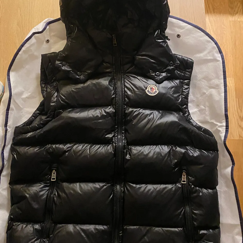 Moncler väst, storlek 2 passar bra med S oxh M, harMoncler påsen med. Fick det som gåva men jag gillar inte o ta på mig märkeskläder. Har tyvärr inget kvitto. Inköpt från Tyskland. Skriv gärna om ni har några frågor eller vill se på mer bilder. . Neuleet.