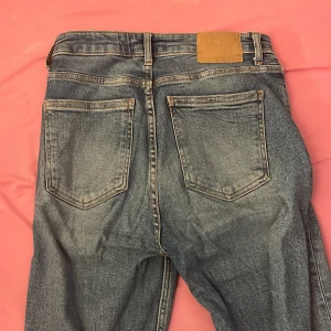 Jeans - Storlek 36, högre bak i midjan än där framme, passar upp till 1.72 ca, i knäna, inte skinny, lite baggy, ripped vid fötterna, lite mörkblå. ❤️