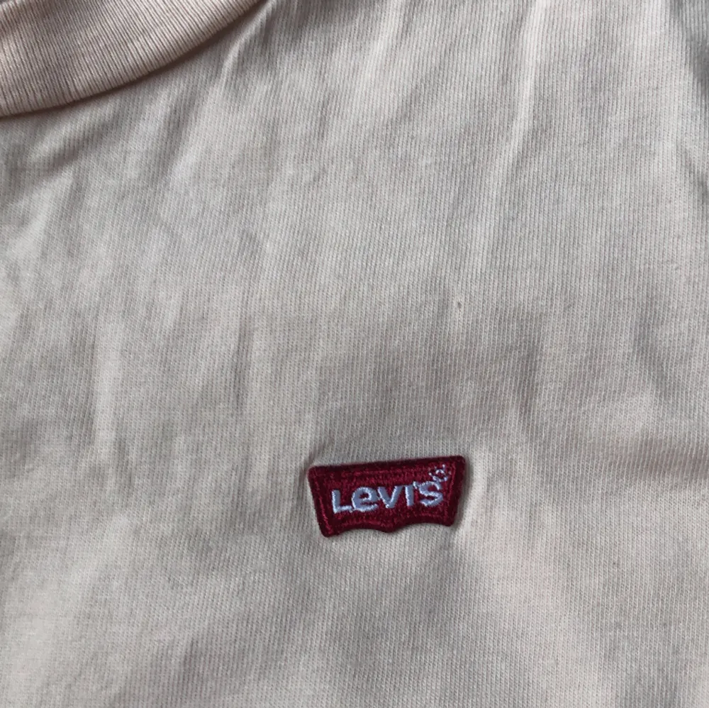 Säljer en Levis tröja som nästan aldrig har blivit använd 💕. T-shirts.
