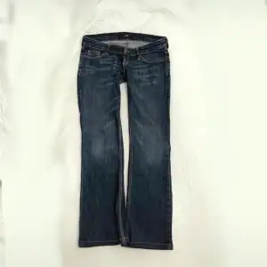 Skit snygga jeans som är lowwaist. Passar S/M och är storlek 38! Byxorna är bootcut/utsvängda och bra skick men tecken på användning eftersom de är vintage.