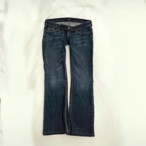 Y2k bootcut jeans - Skit snygga jeans som är lowwaist. Passar S/M och är storlek 38! Byxorna är bootcut/utsvängda och bra skick men tecken på användning eftersom de är vintage.