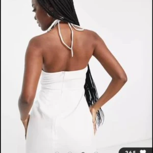 Vit klänning - Hei, jag säljer den här klänning storlek 40 eftersom den är för stor för mig. Klanningen ar helt ny, prislappen är kvar och priset kan diskuteras vid en snabb köp. Den finns i Nacka men kan mötas upp i T-centralen.