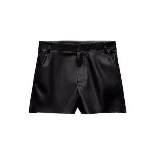 ”Skinn-shorts” från Zara, xs - Snygga shorts i skinnimitation Strl xs Svåra att hitta Helt nya oanvända med lappen kvar Nypris 329:-