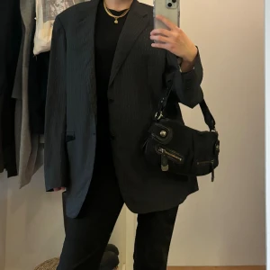 Oversize retro kavaj - Snygg oversize kavaj från Beyond Retro, perfekt till våren storlek L & såhär sitter den på mig med S/XS