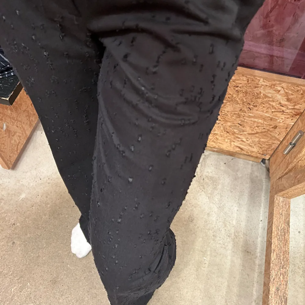Svarta lågmidjade kostymbyxor från weekday med slitning, jag är 1,66, aldrig använda . Jeans & Byxor.