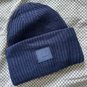 Acne mössa - Säljer nu min marinblåa acne mössa då den bara ligger och kommer inte till användning🥰