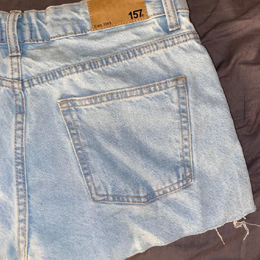 Ett par helt oanvända jeansshorts från lager 157, lånade bilder så skriv för egna💗💗. Shorts.