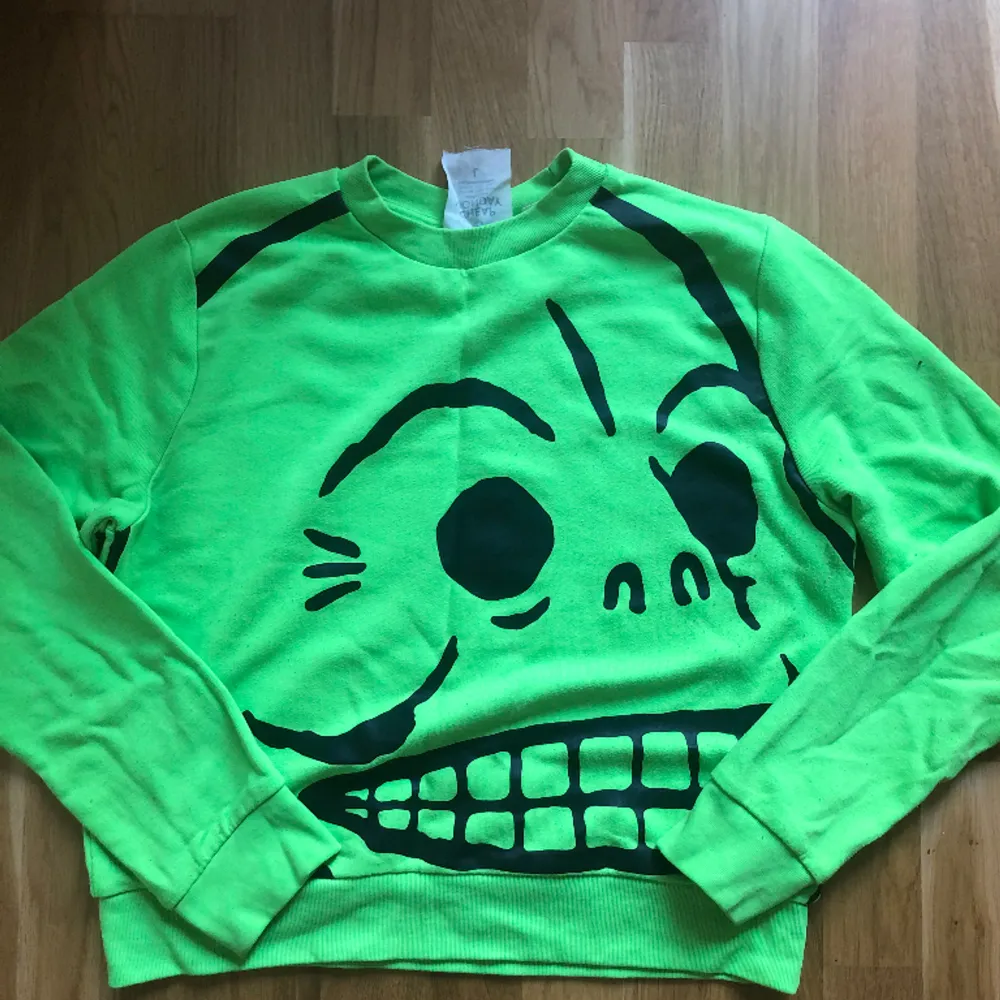 Säljer den här coola gröna sweatshirt för att den inte är min stil längre, den är i storlek M men passar S också, den ger vibes av Billie Eilish. Hoodies.