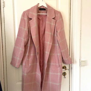 Rosa kappa - Använd Max 2 gånger 💗 finns en liten fläck på kragen som jag inte testat få bort, syns på andra bilden.