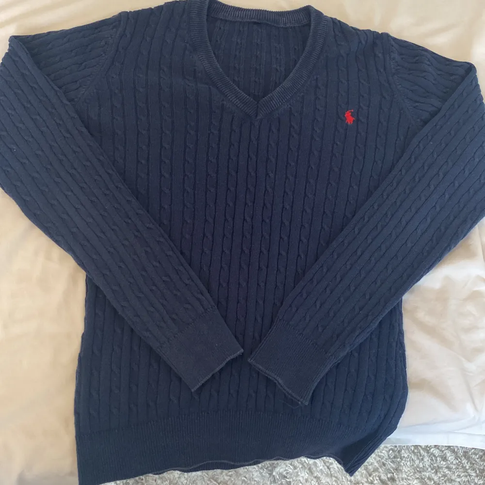 Säljer denna blåa polo tröjan, lappen finns tyvärr inte kvar så vet inte vad storleken är men skulle säga xs, köpte den begagnad men har själv aldrig använt den, mycket fint skick❤️❤️❤️. Tröjor & Koftor.