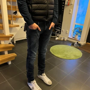 Helt nya Replay Anbass med tags - Tja vi säljer nu dessa helt nya Replay Anbass med tags. Färgen är mörkblå. Storlek 28:32, modellen är 184 cm och väger 70kg. Nypris 1700kr vårt pris 599kr. Tveka inte att skriva vid minsta fundering//LuxGarms