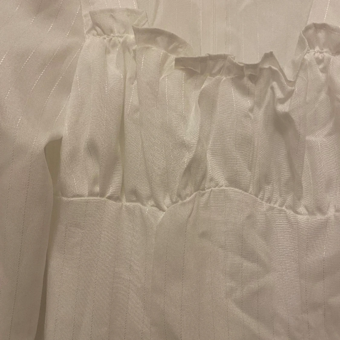 En vit lång klänning  - 90