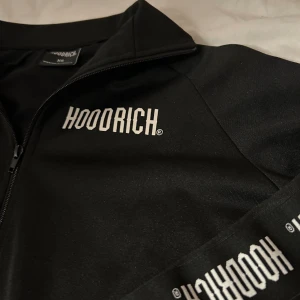 Hoodrich tröja xs - Säljer en skön Hoodrich tröja som knappt är använd, skick 9/10. Passar ca 165-170. 