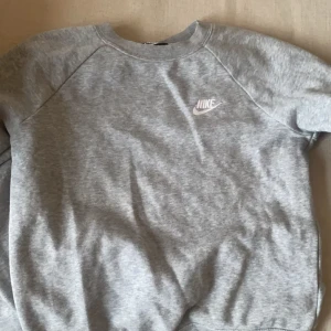 Nike sweatshirt  - Sparsamt använd, gråmelerad 