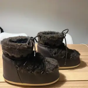 Säljer nu dessa moon boot icon low fur i brunt. Fått i present och använts några få gånger! Hittar faktiskt inte storlek någon stans så är lite osäker. Har ett par andra i 38 och dessa är betydligt större💞
