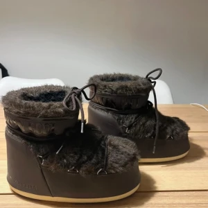 Moon boot low icon fur - Säljer nu dessa moon boot icon low fur i brunt. Fått i present och använts några få gånger! Hittar faktiskt inte storlek någon stans så är lite osäker. Har ett par andra i 38 och dessa är betydligt större💞