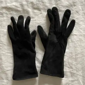 Fina handskar som tyvärr inte har kommit till användning. Fint skick