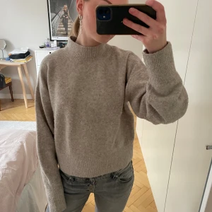 Stickad tröja & Other stories  - Säljer nu min super fina rosa/gråa tröja från & other stories i XS.  Bra skick!!  Tryck gärna på köp nu 💕💕