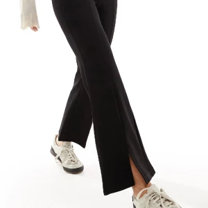 Byxor med slits 🖤 - Byxor med slits inköpta från asos. Aldrig använda prislapp sitter kvar. Från  asos petite storlekar så aningen kortare i modellen.  Tjockare tyg/ material. 