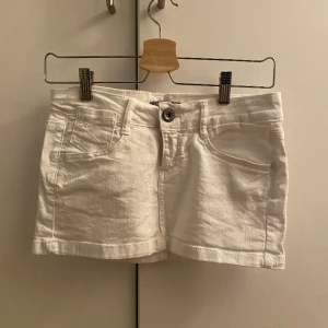 Vit Lågmidjad jeanskjol - En jätte söt lågmidjad jeans kjol🙌 kontakta för funderingar❤️🙌