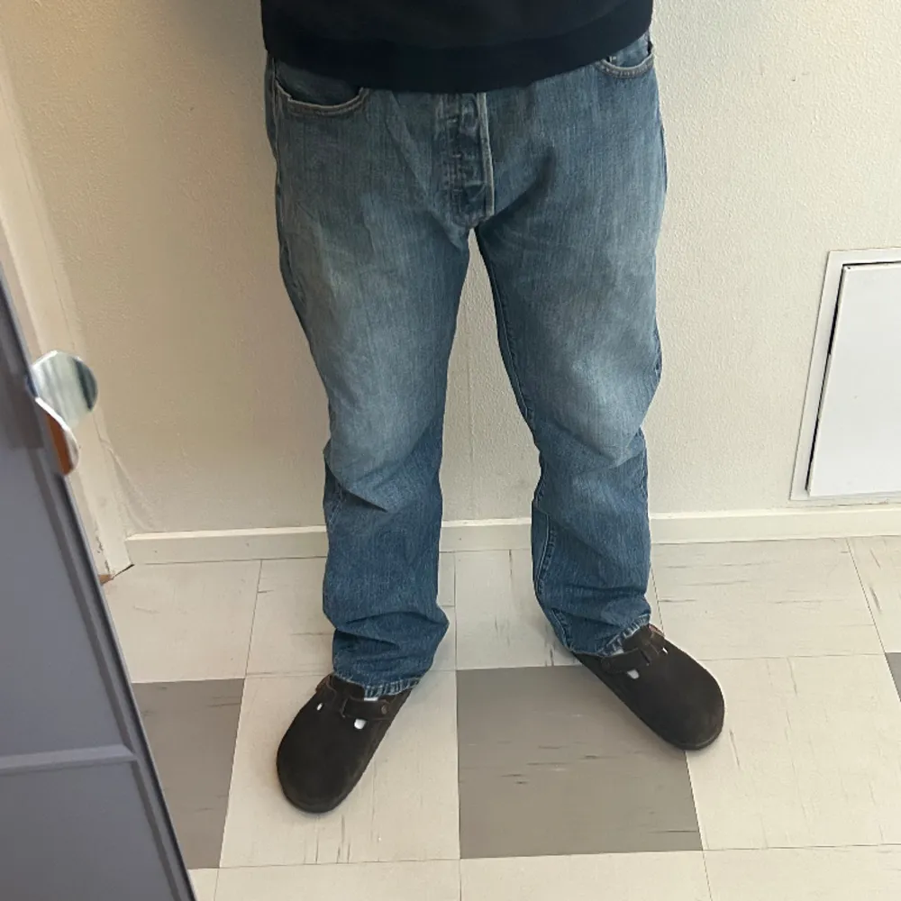 Snygga Levis 501 jeans i ett super skick. Tvätten är ganska trött ljus och de är raka i modellen. De passar på både män och kvinnor i storlek W34 L32. Jeans & Byxor.