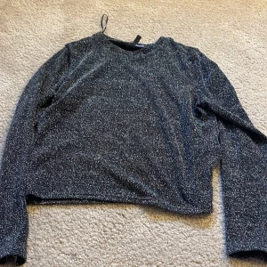 Nyårs tröja/ glitter tröja  - Aldrig använd då den va för liten. Jätte fint skick