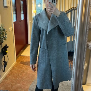 Grå kappa  - Grå kappa som är köpt i London på primark! 