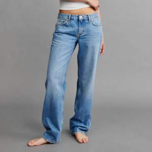 Lågmidjade jeans från Gina, använda fåtal gånger säljer då de inte kommer till användning längre!