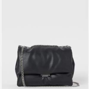 Svart väska från H&M, säljes då den inte kommer till användning längre, slutsåld på hemsidan! Hör av dig för fler bilder🤍