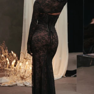 Artemis svart spetsklänning  - Helt ny oanvänd endast provad Artemis klänning från house of cb. Säljer här eftersom jag inte hann lämna tillbaka den i tid. I storlek S med större kupa (D-E). Nypris 3000kr. Hör av dig om du är intresserad🫶🏻