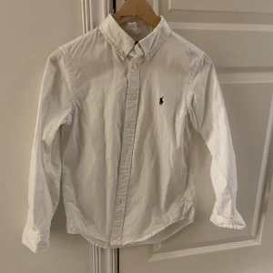 Ralph lauren skjorta - Hej, säljer nu denna snygga ralph lauren skjorta. Den är knappt använd och därefter i väldigt bra skick! Storlekarna är lite svåra på dessa men skulle säga att den passar bäst om man är runt 160-165 cm lång. Hör av er vid frågor. PRIS KAN DISKUTERAS
