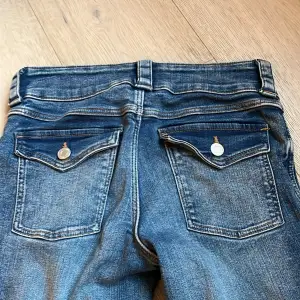 Sjukt snygga lågmidjade jeans från hm, med fickor där bak. Super bra skick!❤️